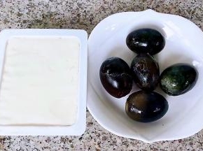 准备原材料豆腐、皮蛋蒸熟去皮洗净沥干水份备用