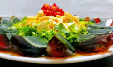 皮蛋豆腐是经典的凉拌小菜