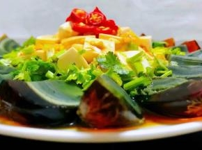 皮蛋豆腐是经典的凉拌小菜