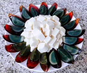 豆腐摆入盘中间皮蛋依次摆在盘边成花朵状