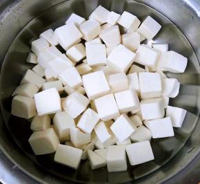 烫好的豆腐立即放入冷水中过凉这样吃起来口感更佳