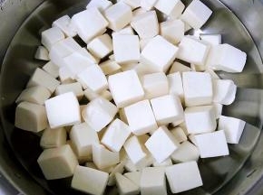 烫好的豆腐立即放入冷水中过凉这样吃起来口感更佳