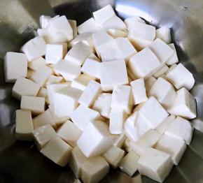 处理好的豆腐沥干水份备用