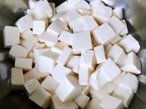 处理好的豆腐沥干水份备用