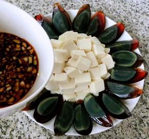 调好的料汁均匀的淋在豆腐上面