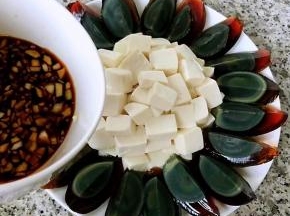 调好的料汁均匀的淋在豆腐上面