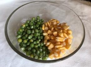 备好豌豆米和玉米粒