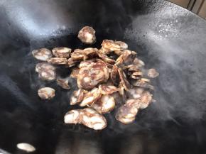 热锅放少许油，放入香肠煎炒出油