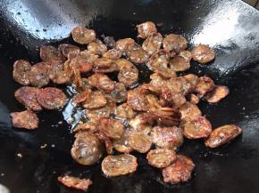 煎至两面金黄色，出浓浓的香味