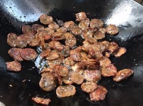 煎至两面金黄色，出浓浓的香味