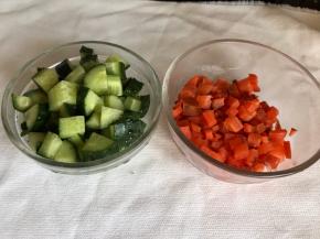 黄瓜和胡萝卜切成丁