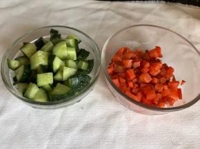 黄瓜和胡萝卜切成丁