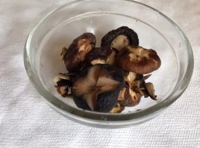 浸泡好的香菇洗净后切成十字花