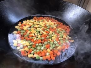 加入豌豆米和玉米粒煮熟