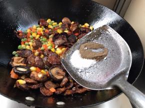 调入少许盐和胡椒粉翻炒均匀