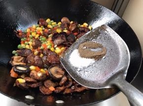 调入少许盐和胡椒粉翻炒均匀