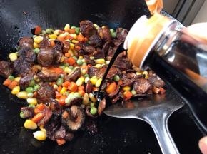 淋入酱油，翻炒均匀