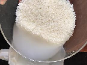 大米洗净后放入电饭煲内加入适量清水