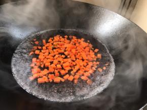 胡萝卜倒入开水中煮沸