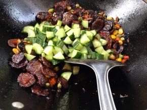 倒入黄瓜丁翻炒均匀即可