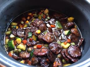 倒入电饭煲的大米上，加入同等量的清水