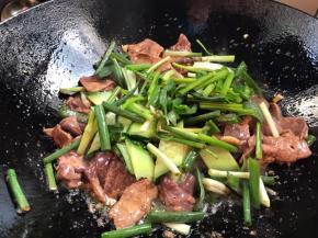 加入黄瓜和香葱，翻炒均匀