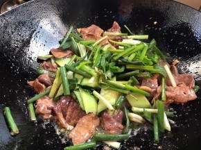 加入黄瓜和香葱，翻炒均匀