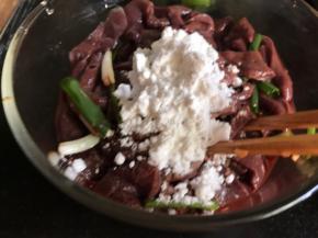 加入少许葱段和生粉，拌匀腌制一会