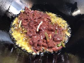 放入猪肝，大火煸炒