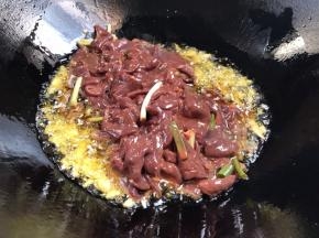 放入猪肝，大火煸炒