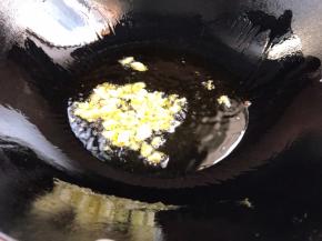 热锅热油，放入蒜末爆香