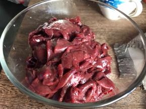 猪肝洗净后切成薄片