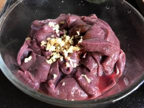 加入姜末和料酒，拌匀