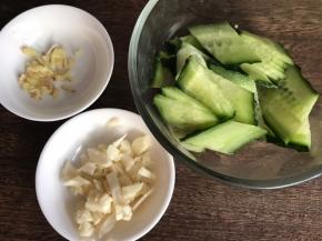 黄瓜切成薄片，备好姜蒜末