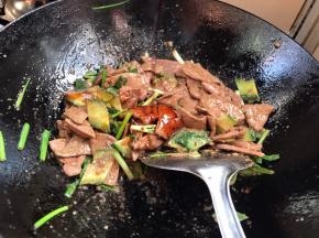 加入少许味精和生抽，拌匀即可