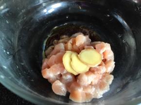 加入料酒、生抽和姜片拌匀腌制一会