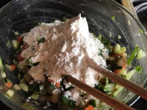 加入面粉搅拌均匀