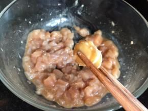 把腌制好的鸡肉里的姜片，取出丢掉