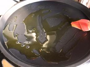 煎饼档插上电源，刷一层薄薄的油