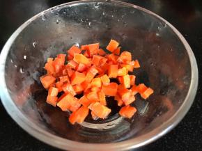胡萝卜切成小丁