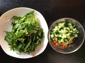 黄瓜和青菜切碎备用