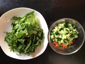 黄瓜和青菜切碎备用