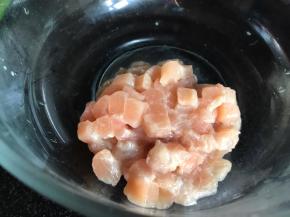 鸡胸肉洗净后切碎丁