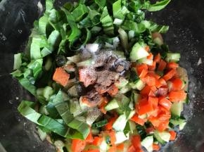 加入所有的蔬菜、盐、胡椒粉和味精拌匀腌制一会