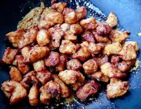 放入鸡丁快速翻炒均匀切记不要炒糊