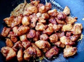 放入鸡丁快速翻炒均匀切记不要炒糊