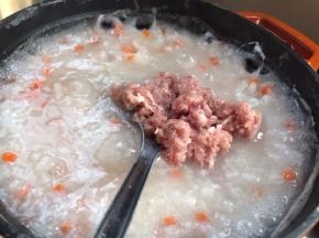 加入瘦肉末，拌匀