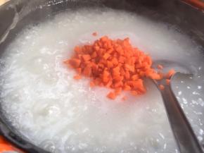 加入胡萝卜碎煮5分钟左右