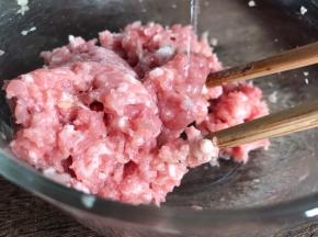 再加一点点清水，搅拌均匀后备用