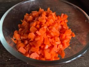 胡萝卜洗净去皮后切碎